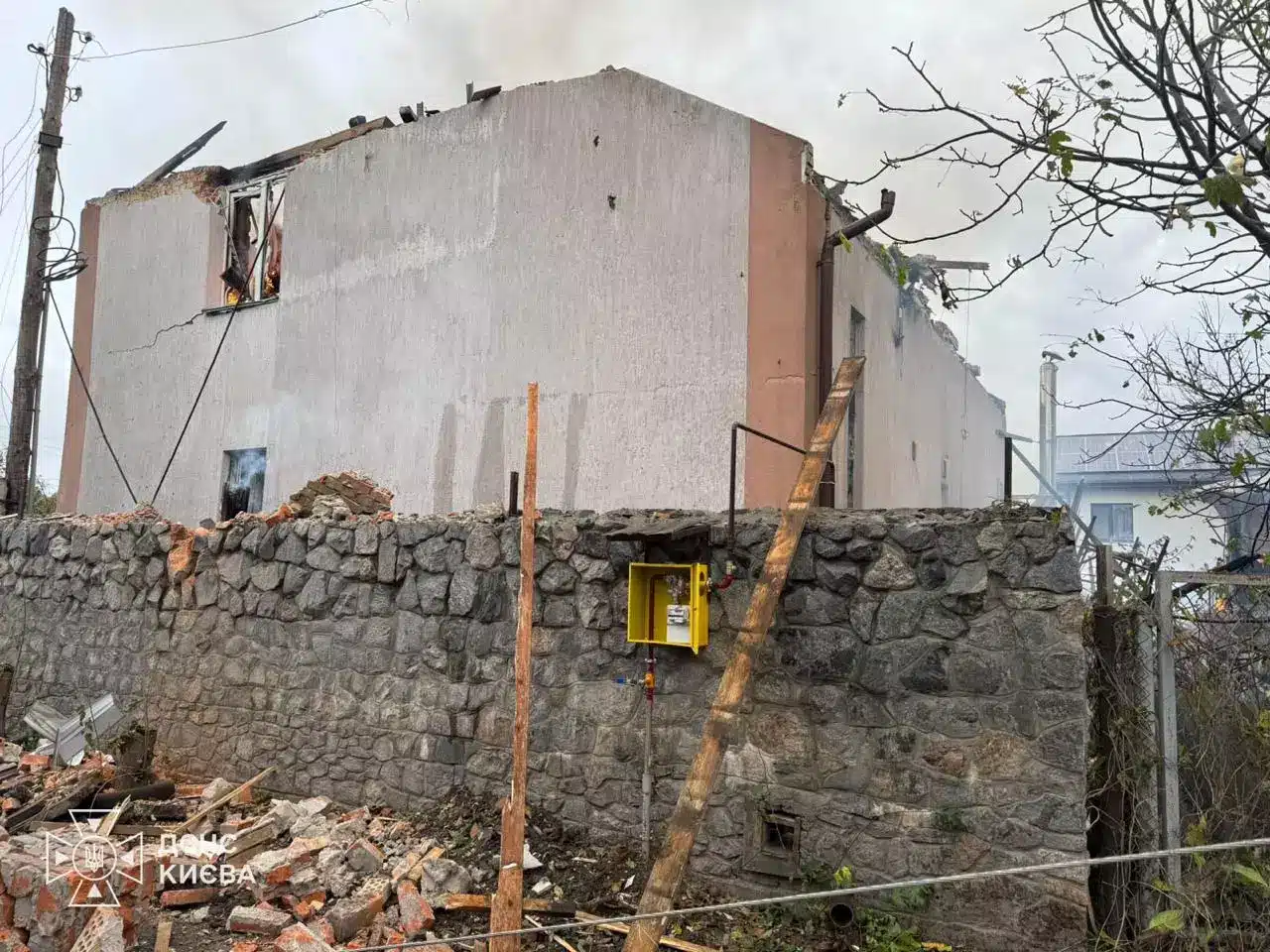 Пошкоджений приватний двоповерховий будинок з вибитими вікнами та опіками на фасаді в Дарницькому районі