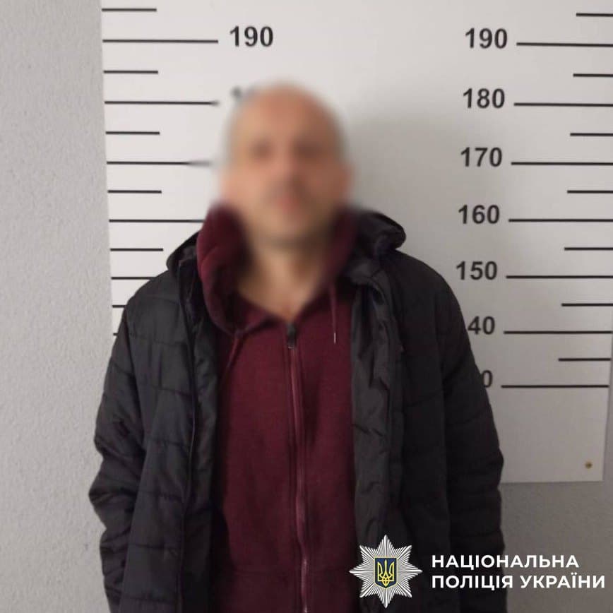 Кияни зняли на відео, як чоловік бив ногами та тягав за нашийник цуценя мальтипу