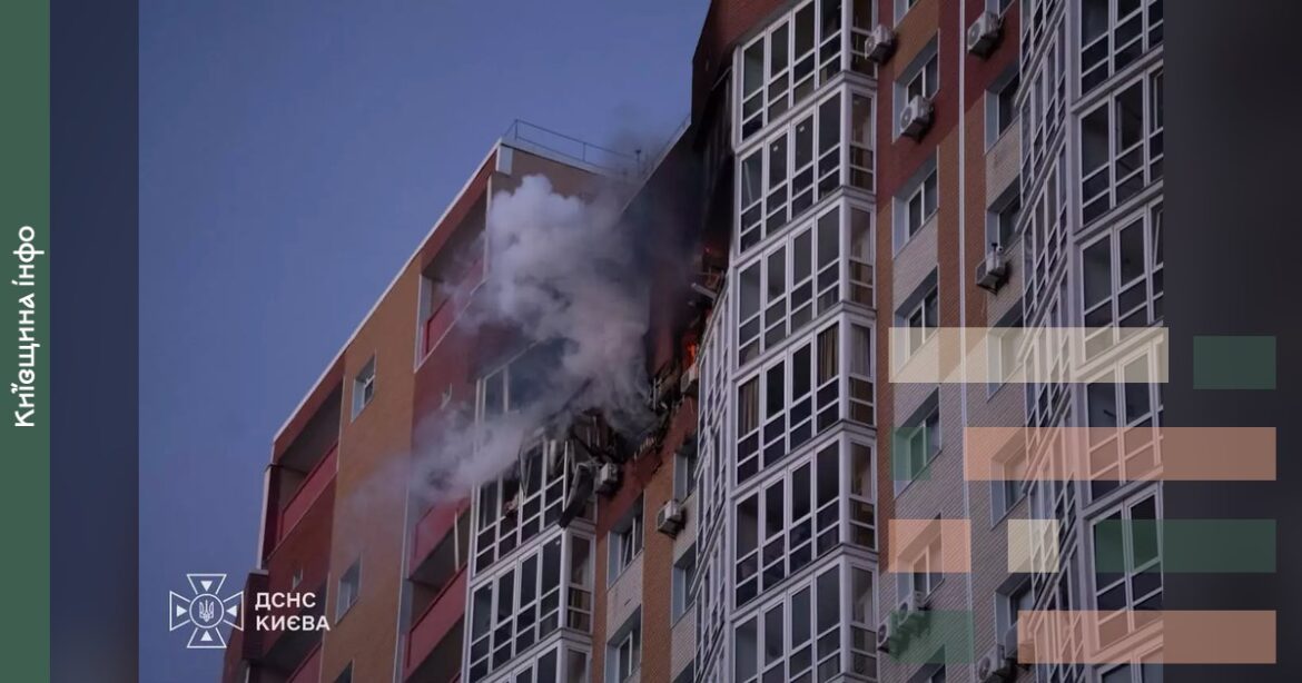 25-поверховий житловий будинок у Дарницькому районі Києва з димом та вогнем на верхніх поверхах після атаки