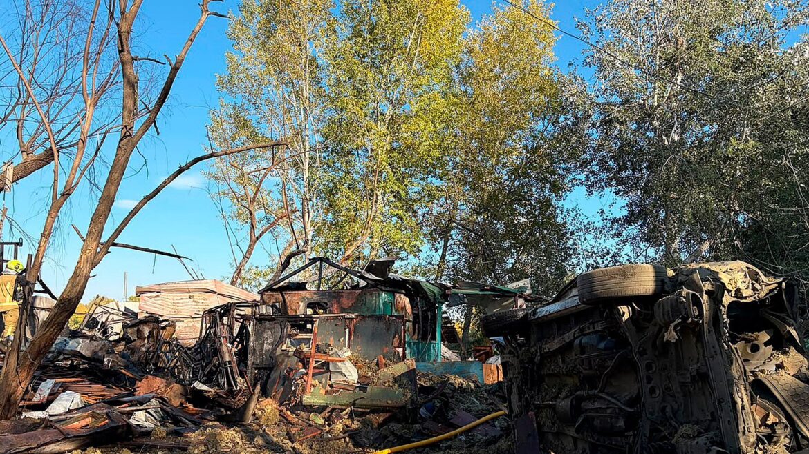 Обгоріле військове обладнання та зруйновані машини під деревами після ворожої атаки на Київщині