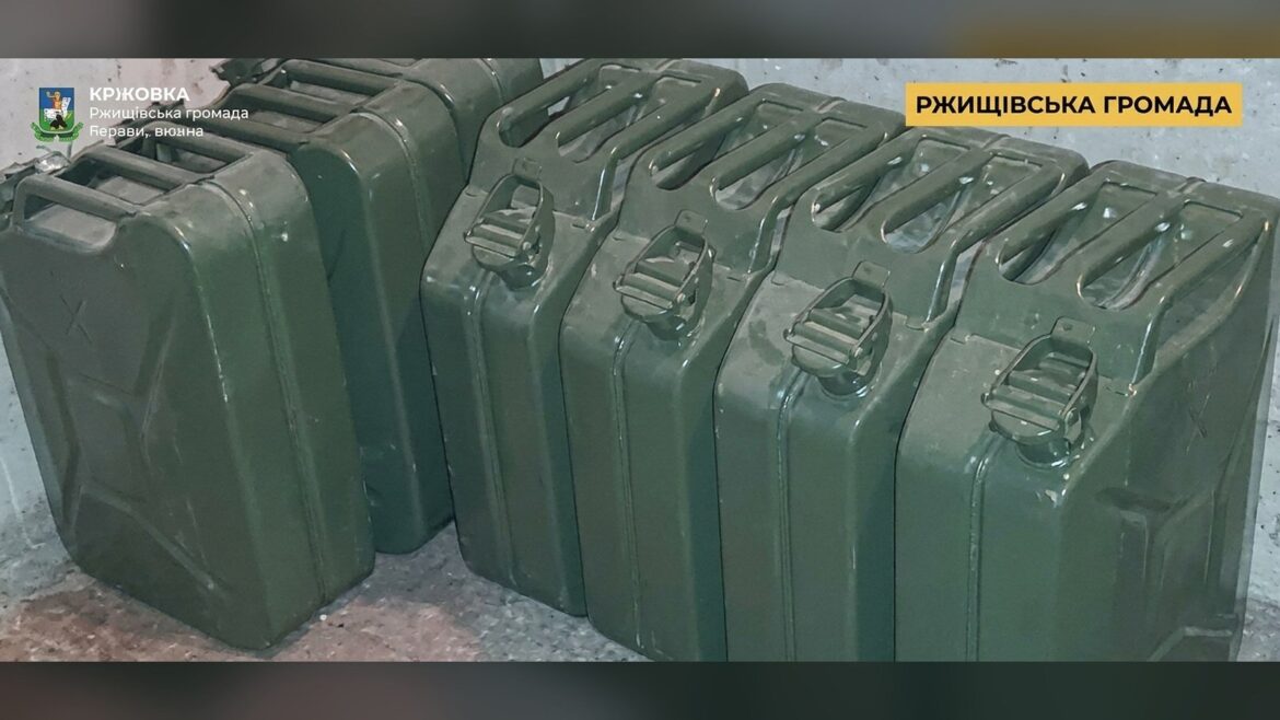Зелені металеві каністри для пального, складені поруч, як запас для об'єктів Ржищівської громади