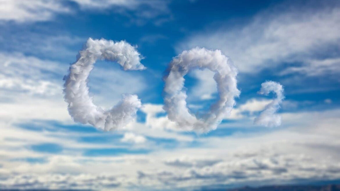 Хмари у формі символу CO2 на блакитному небі, що символізує забруднення атмосфери